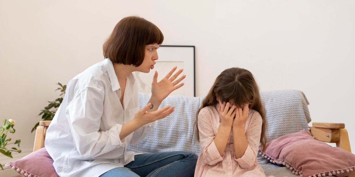 Mutter schreit Kind an