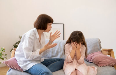 Mutter schreit Kind an