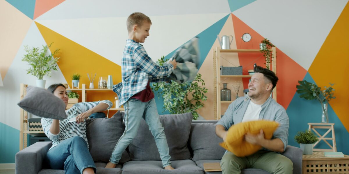 aufgedrehtes Kind springt auf Sofa