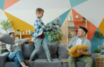 aufgedrehtes Kind springt auf Sofa